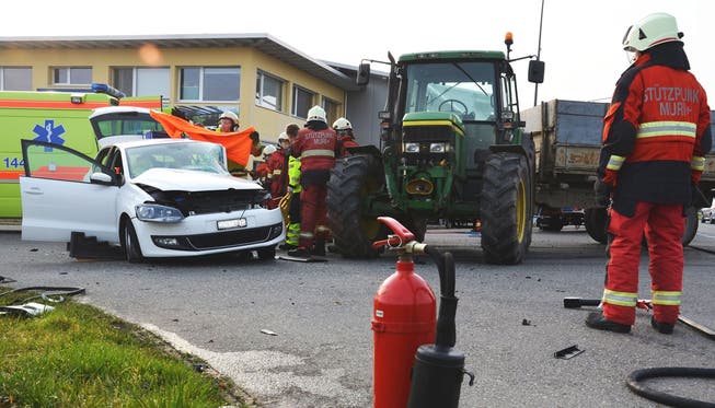 Verletzte Fahrerin musste von Feuerwehr aus ihrem Auto befreit werden.