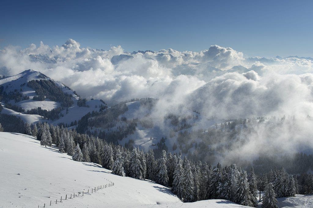 Blauer Himmel und Wolken über den Bergen, fotografiert von der Rigi Kulm