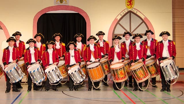Die Laufenburger Tambouren in ihrer schmucken Uniform. – Foto: tl