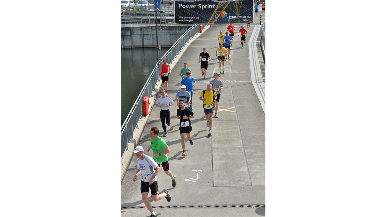Die Läuferinnen und Läufer auf der Brücke im Roggenboden über die Limmat.