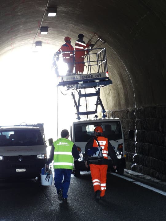 Spezialisten, einer von den SBB, im Tunnel des Ueker Damms unterwegs
