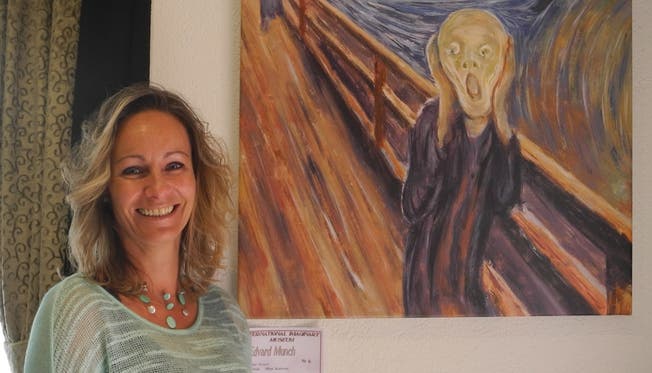 Kunstbegeistert: Yvonne Bettinger, Leiterin des Fälschermuseums, mit der Kopie des Bilds «Der Schrei» von Edvard Munch.