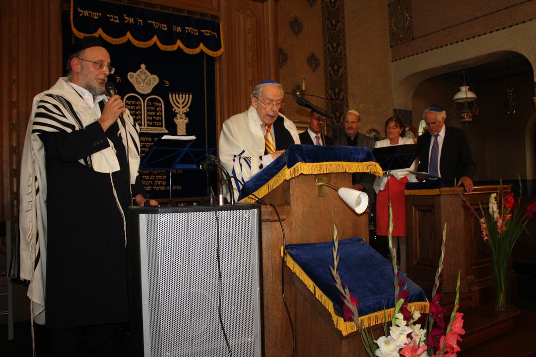 In der Mitte steht Michael Kohn ehemaliger Präsident des Schweizerischen Israelitischen Gemeindebundes