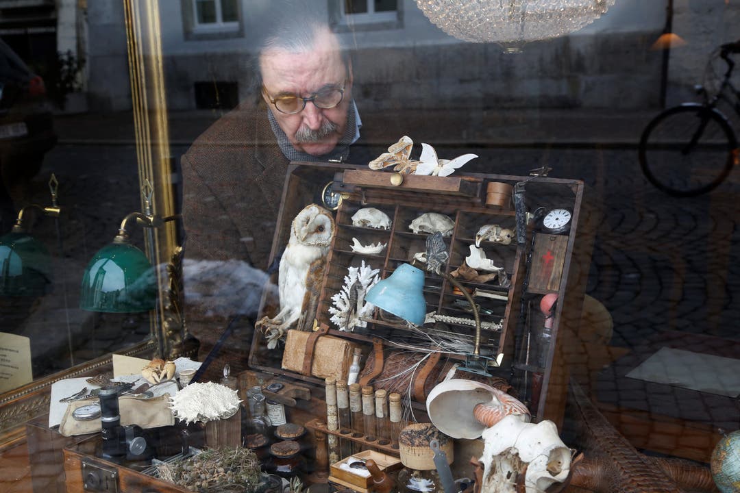 Antiquitätenhändler Silvan Goetz mit seiner Trouvaille, die er nicht verkaufen will.