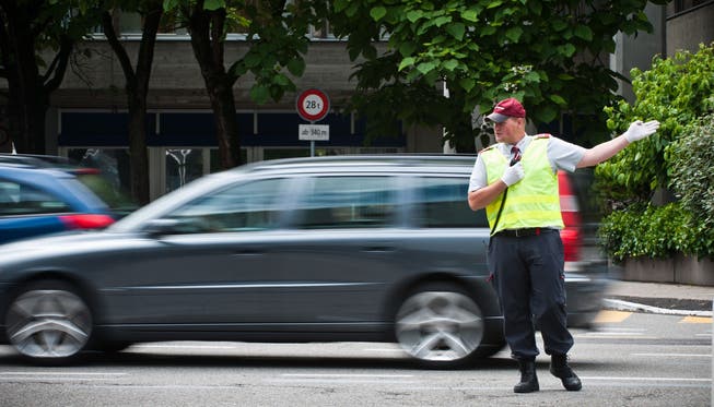 Eine Stadtpolizistin wird beim Verkehrsdienst von einem Auto angefahren (Symbolbild).