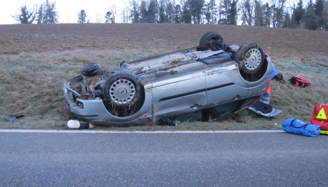 Das Auto des 18-jährigen Autofahrer überschlug sich im Morgenverkehr, als er mit einem korrekt entgegenkommenden Auto kollidierte.