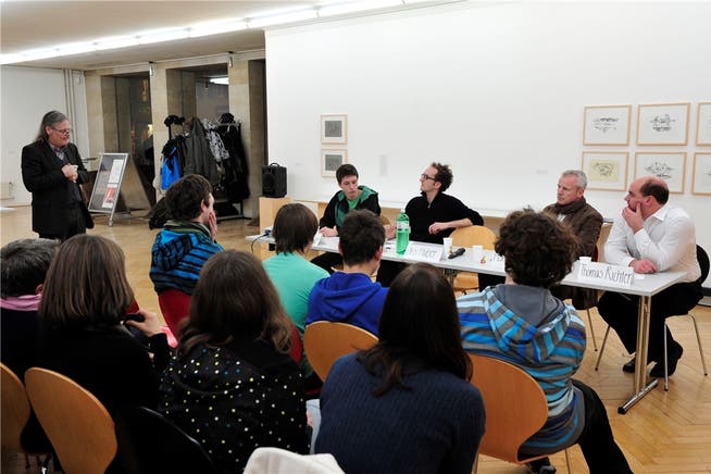 Das Jupa veranstaltete eine Podiumsdiskussion zum Thema Jugendgewalt: Edwin Loncar (am Tisch, links) diskutierte mit geladenen Gästen. bko