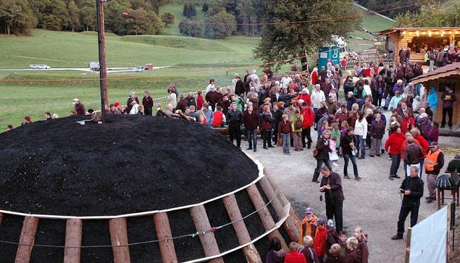 Am Erlinsbacher Waldfest im Herbst 2010 war der Kohlenmeiler die grosse Attraktion. René Birri/Archiv