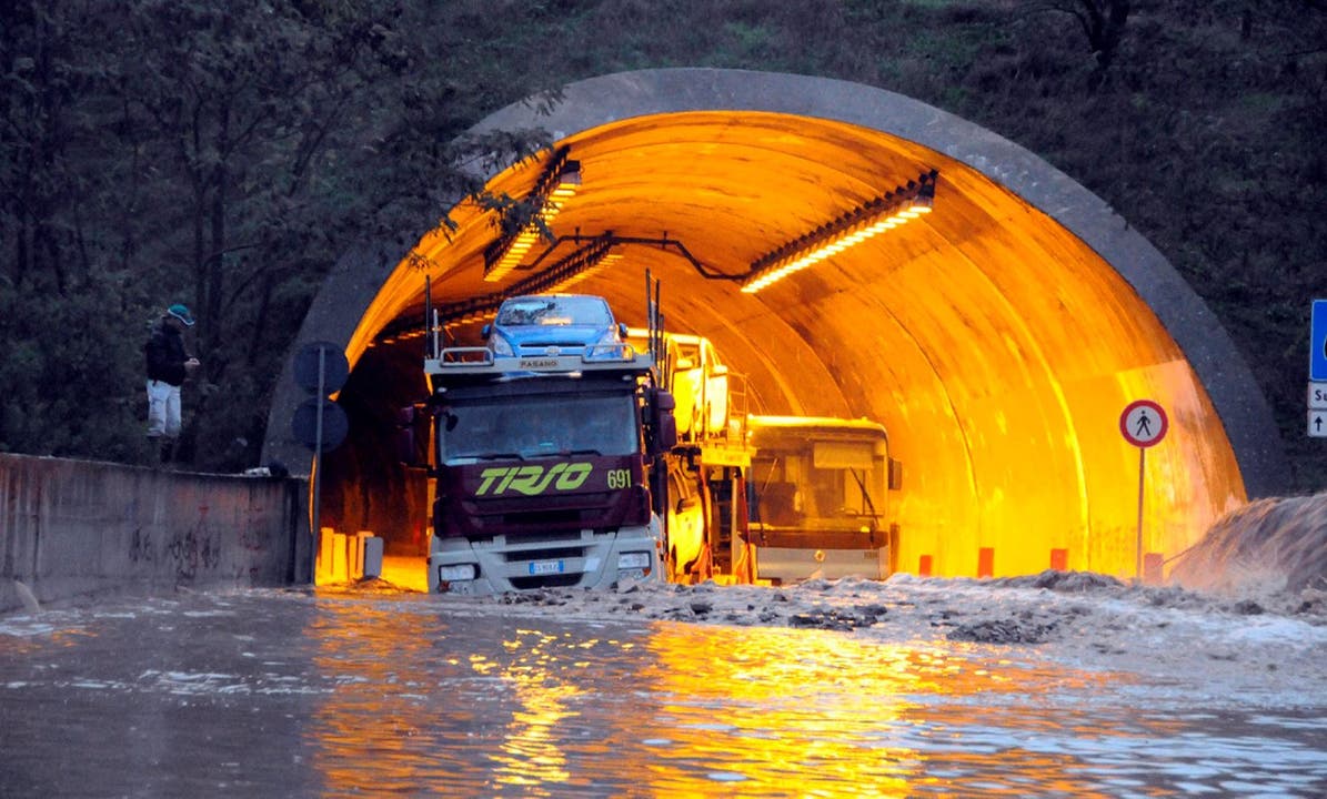 Ein von den Wasserfluten gesperrtes Tunnel bei Nuoro.