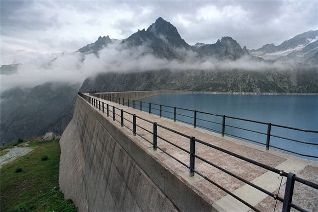 Blick auf die Albigna-Staumauer und den Stausee des EWZ Bergell oberhalb Löbbia im Kanton Graubünden.