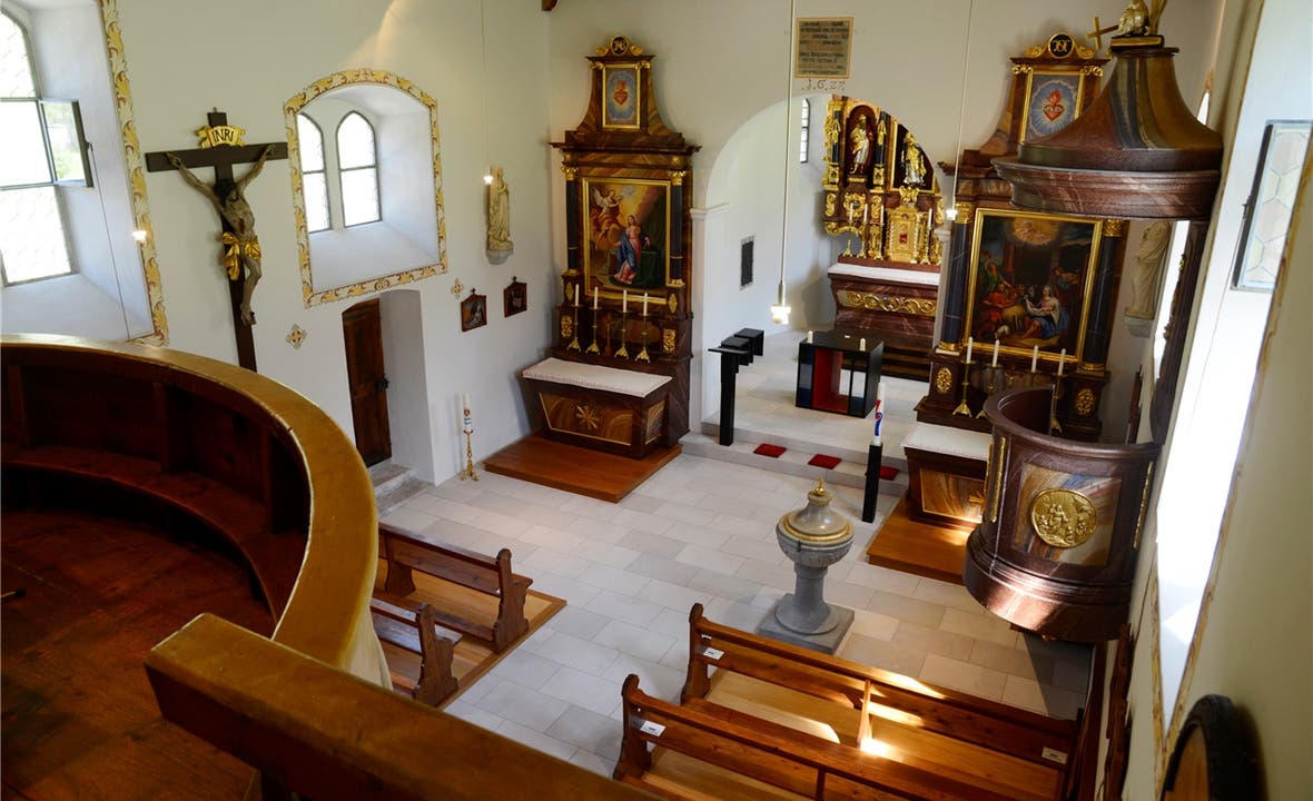 Nach der Renovation erscheint der eigentlich kleine Kirchenraum grösser; augenfällig ist die Neugestaltung des Chorraumes