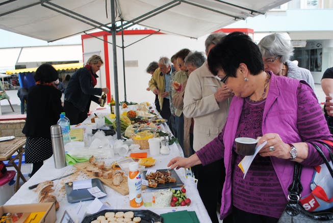 Der Degustations-Tisch am Frühlingsapéro auf dem Grenchner Markt fand regen Zuspruch