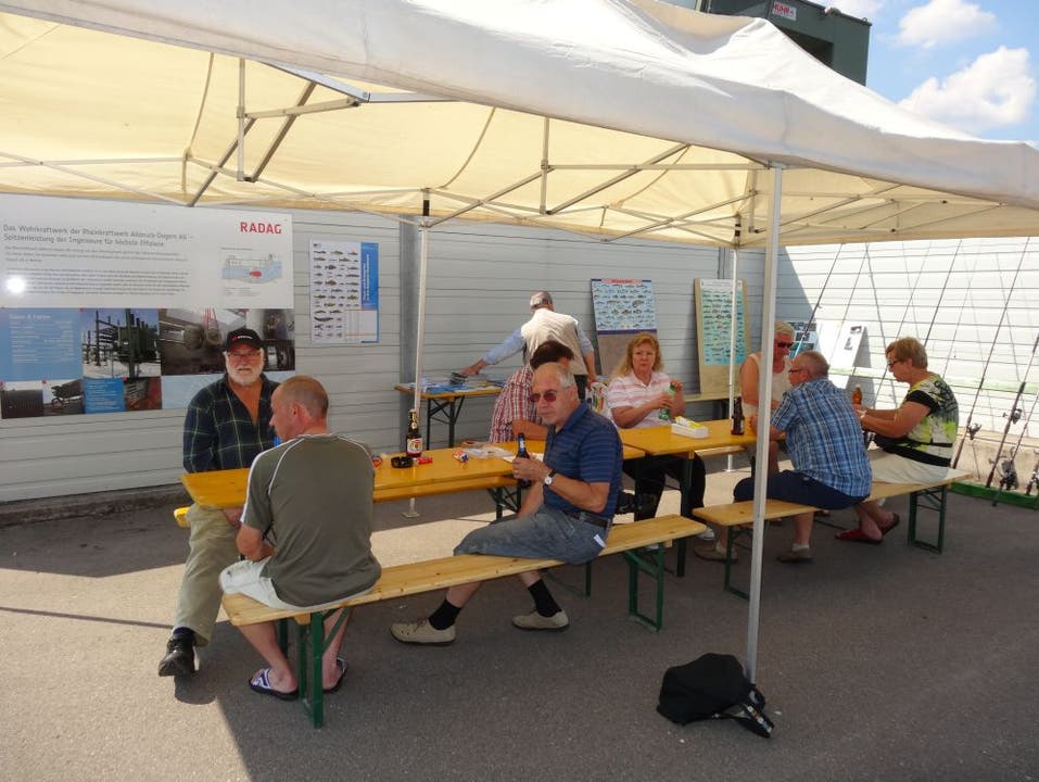 Informationsstand der Laufenburger und Kaister Fischer beim Rheinkraftwerk Albbruck-Dogern in Leibstadt