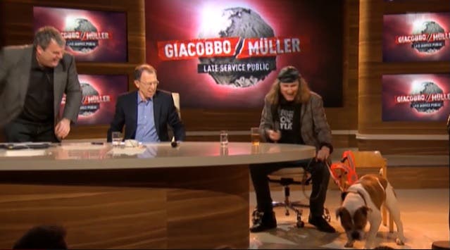 Chris von Rohr mit «Da Dög» bei Mike Müller und Viktor Giacobbo in der Sendung.