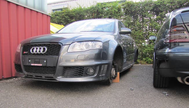 Statt auf Reifen stand der Audi in Zofingen auf Backsteinen.