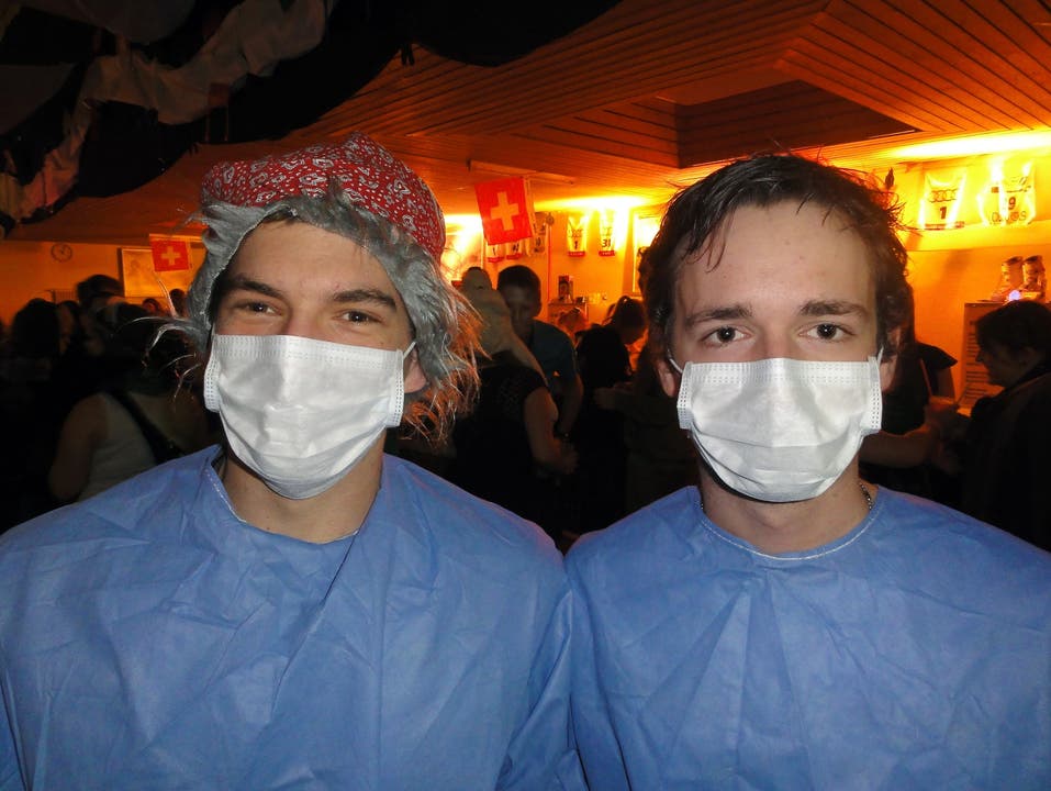  Adrian Pfister und Manuel Zimmermann: «Ärzte braucht es überall, besonders an der Fasnacht.»