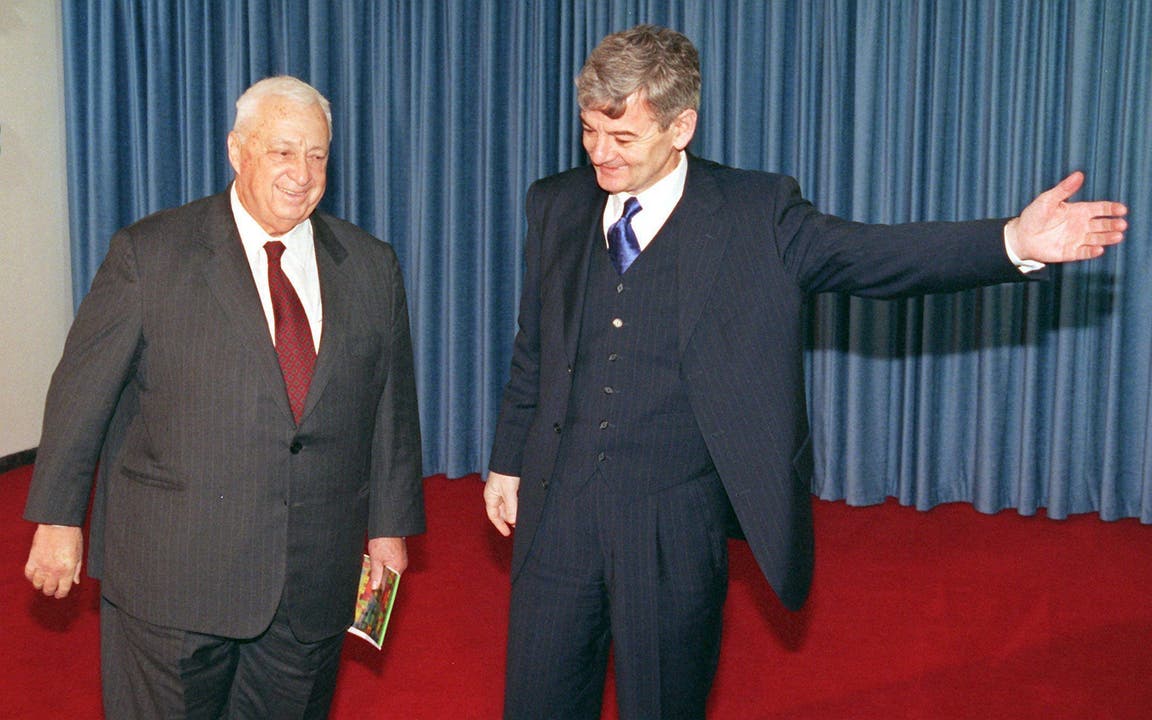 Sharon (links) mit dem ehemaligen deutschen Aussenminister Joschka Fischer (Aufnahme von 1999).