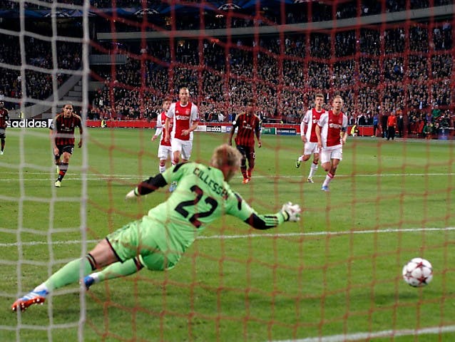 Ajax-Keeper Jasper Cillessen kassiert das 1:1 in der Nachspielzeit.