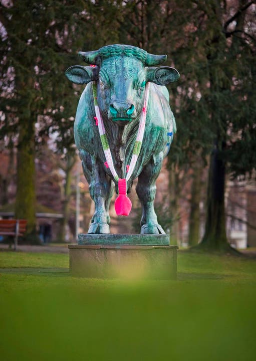 Die Statue eines Bullen in Frankfurt am Main hat einen gestrickten Schal um