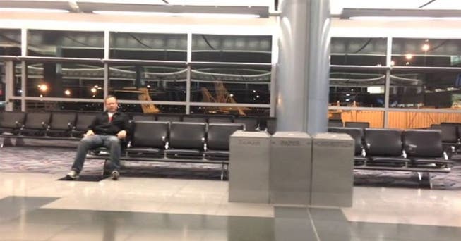 Richard Dunn alleine am Flughafen.