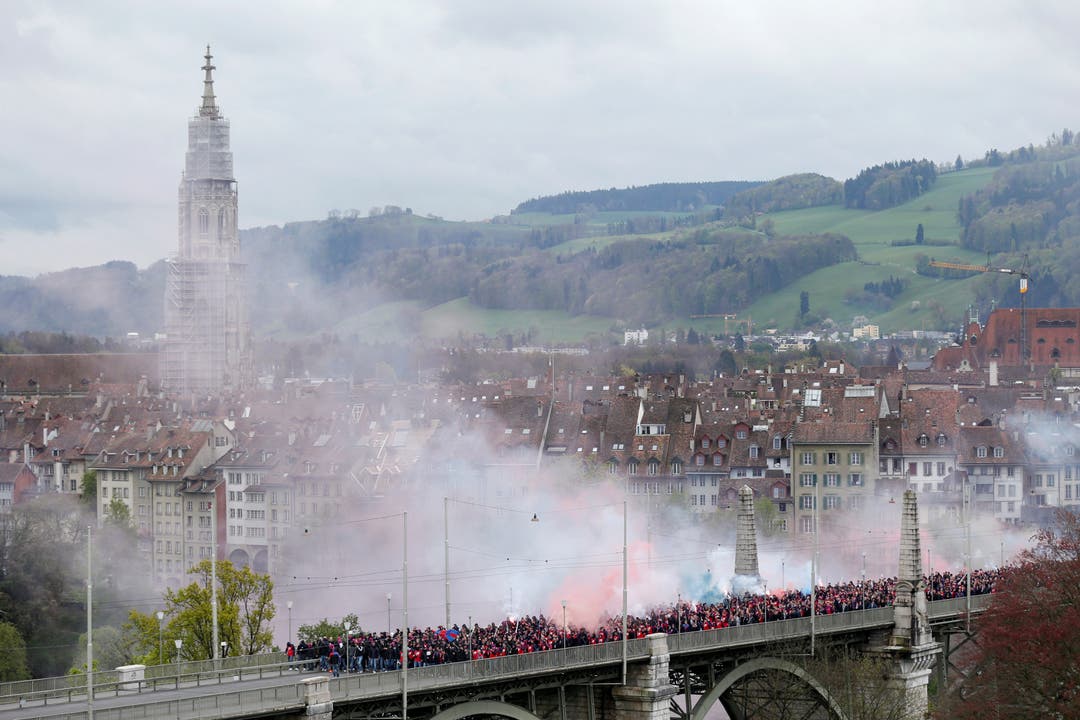 FCB-Fans ziehen über die Kornhausbrücke