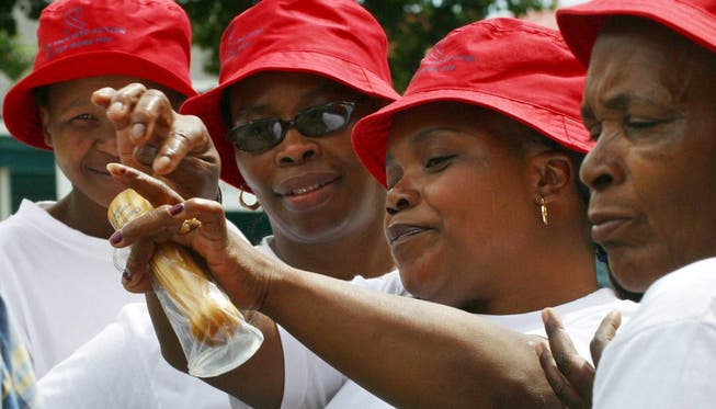 Freiwillige Helfer demonstrieren in Südafrika die Anwendung eines Kondoms. (Symbolbild)