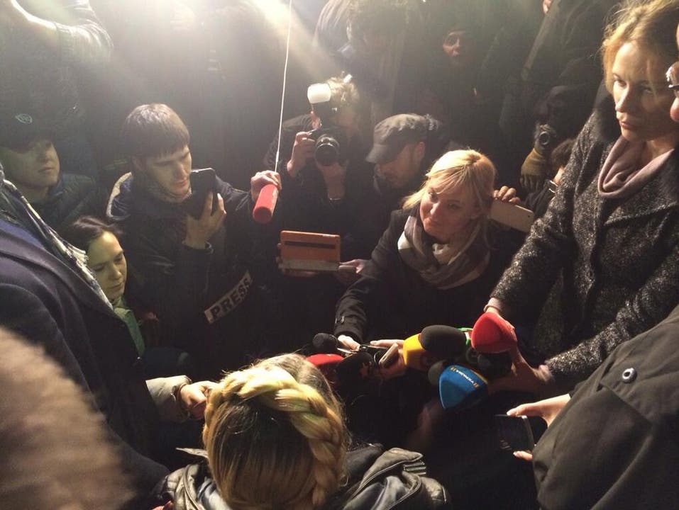 Timoschenko am Flughafen Kiew - sie steht den ersten Journalisten Red und Antwort