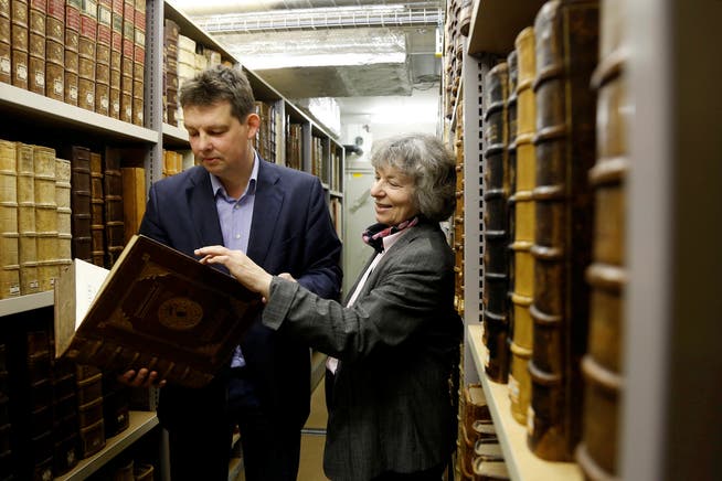 Ian Holt, Leiter Sondersammlungen, und Direktorin Verena Bider zeigen im «Tresorraum» eines der wertvollen Bücher der Sammlung. Der Prachtband gehörte einst der Familie vom Staal.