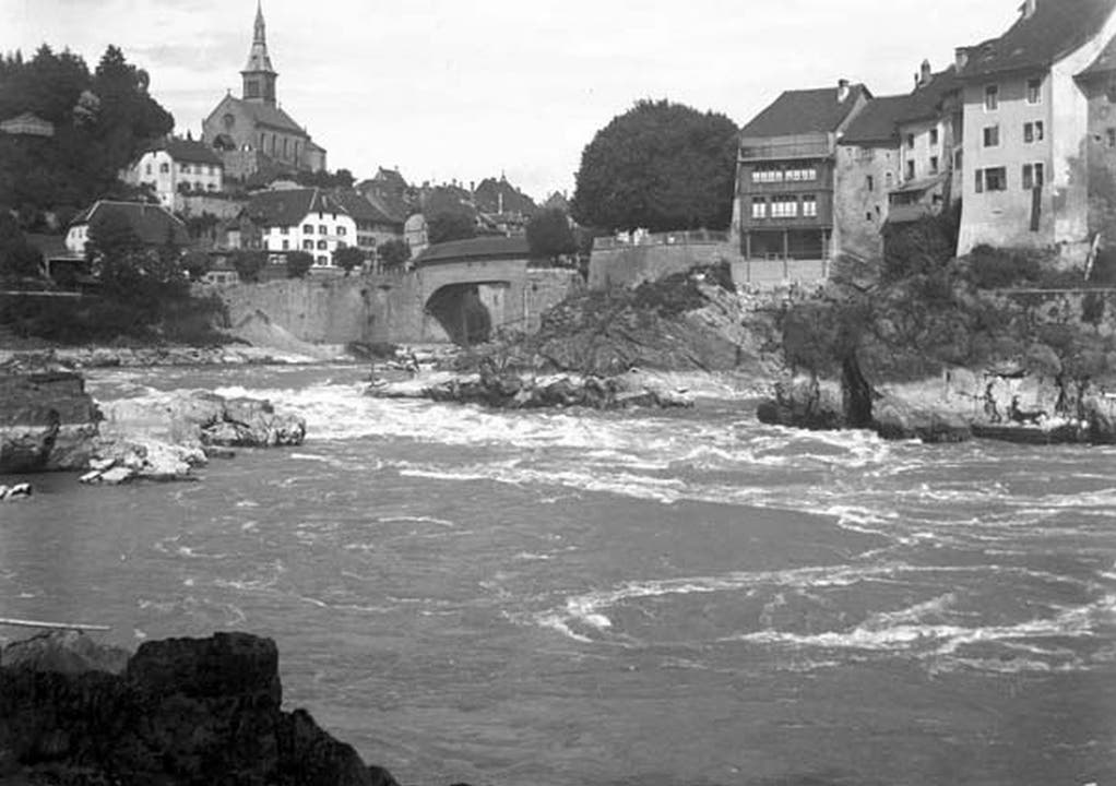 Fluss wurde gezähmt - Rhein in Laufenburg floss einst 10 Meter weiter unten