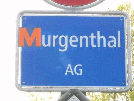 Das orange M prangt am Ortschild von Murgenthal
