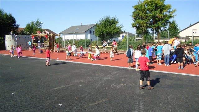 Schülerinnen und Schüler benützen den neuen Spielplatz rege.