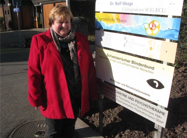 Erika Wälti, Präsidentin der Regionalgruppe Nordwestschweiz des Blindenbundes vor der Beratungsstelle in Aarau