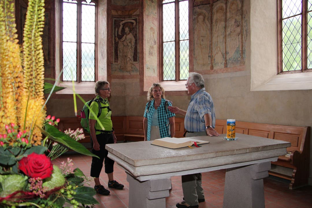 Marlen Werner, Veronika Weber und Max Lüscher, alle drei fleiisige Leserwanderer, in der Kirche von Oltingen