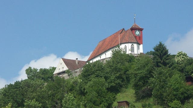 Die Staufbergkirche thront hoch über der Gemeinde Staufen.