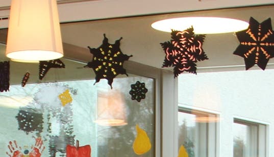 Der Wohnbereich auf der Notfallgruppe Sternschnuppe im Kinderheim Brugg ist weihnachtlich geschmückt. claudia meier