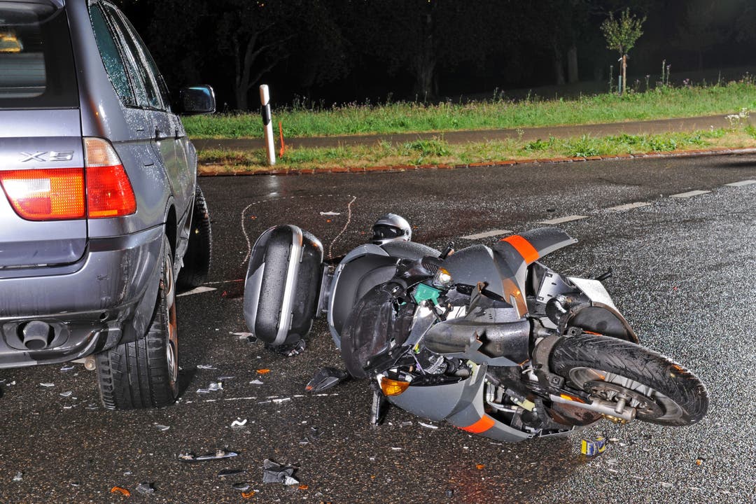 Motorrad kollidierte mit Verkehrspolizeiauto, 1 junger Mann starb 