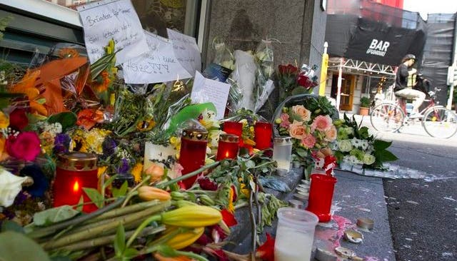 Mit Kerzen und Blumen vor dem Klub Kaufleuten gedachten Feunde des Opfers kurz nach der Tat.