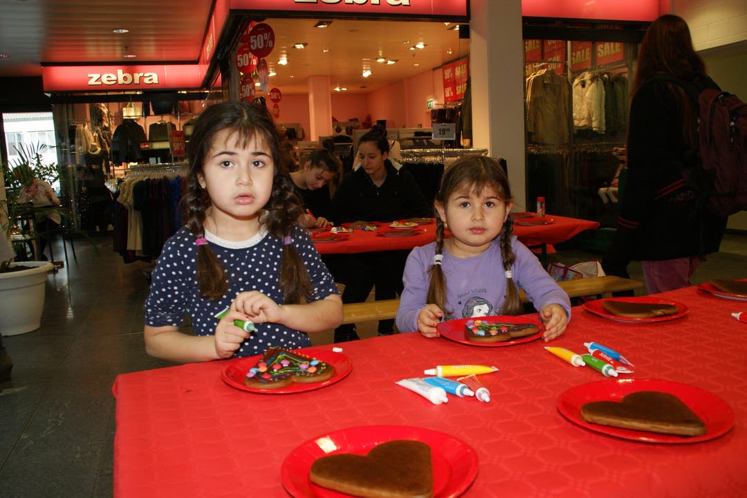 Die fast 6-jährige Elif (links) und Derya (4) mögen Smarties und haben ihre Lebkuchen damit verziert