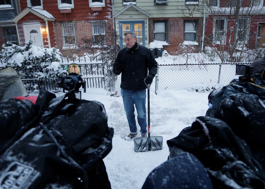 New Yorks Bürgermeister Bill de Blasio spricht zu Journalisten, während er vor seinem Haus Schnee wegräumt.