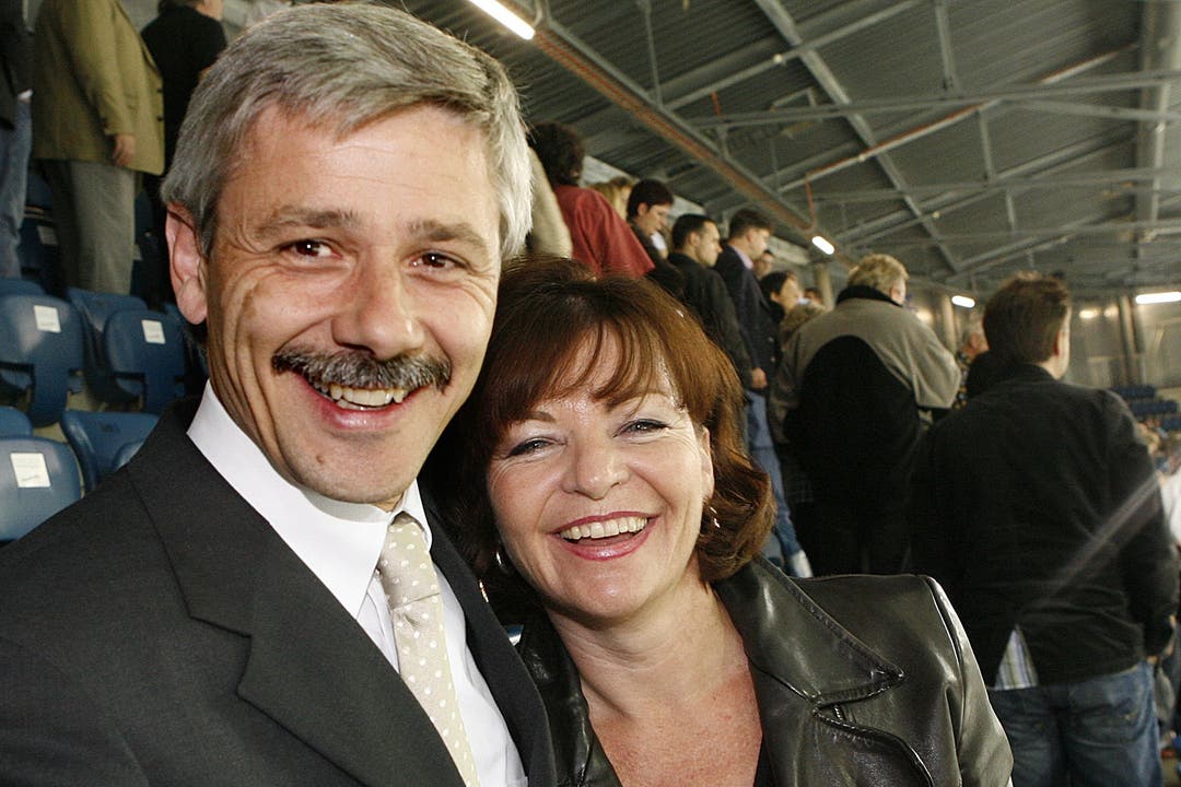 Gesundheitsdirektor Carlo Conti mit seiner Frau Christa an einem EHC-Spiel im Herbst 2007.