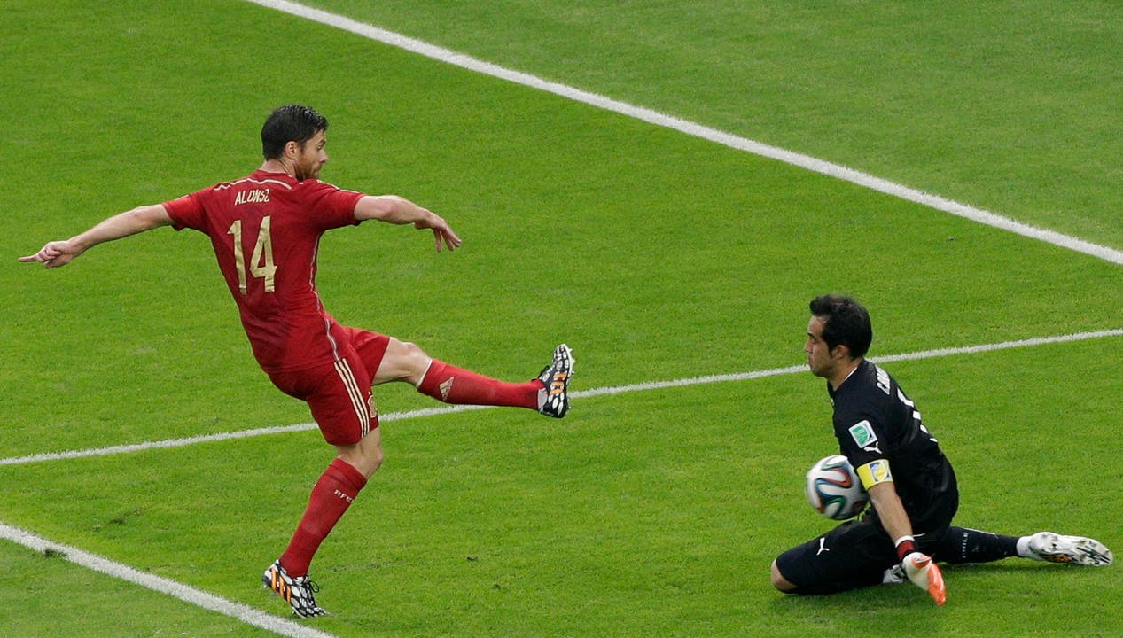 Kein Vorbeikommen: Spaniens Xavier Alonso scheitert am chilenischen Goalie Claudio Bravo.