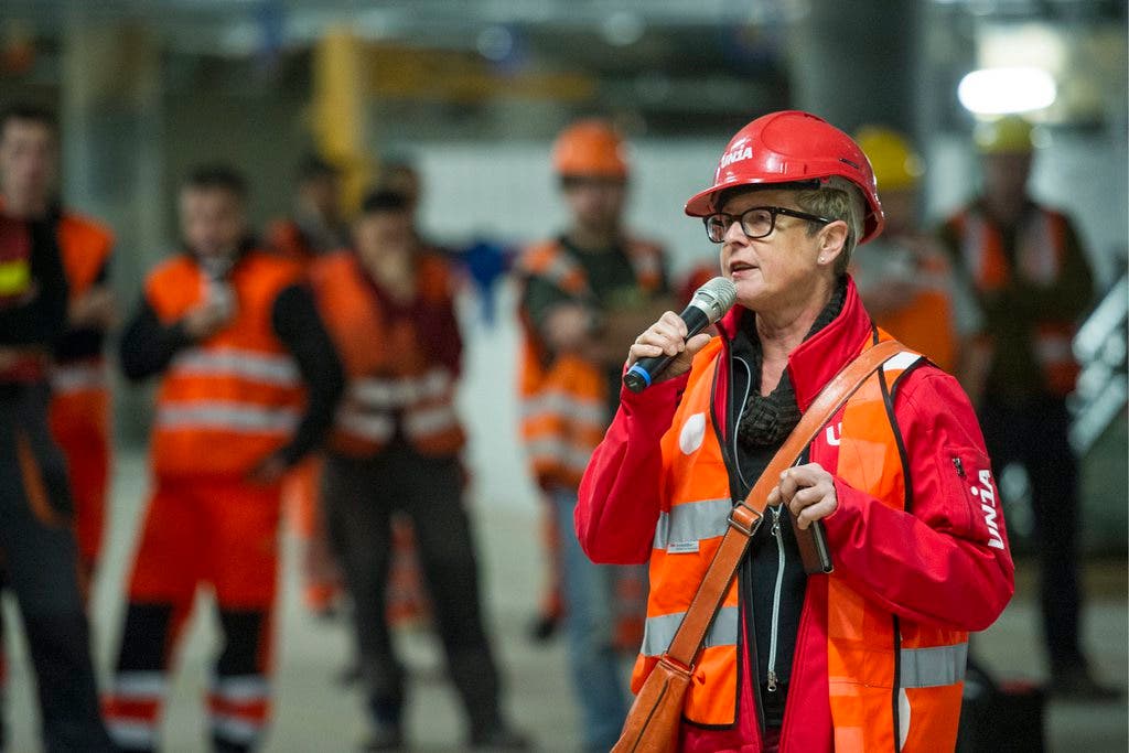Christa Suter, Sektionsleiterin Unia Winterthur, spricht am Streik auf der SBB Baustelle am Hauptbahnhof
