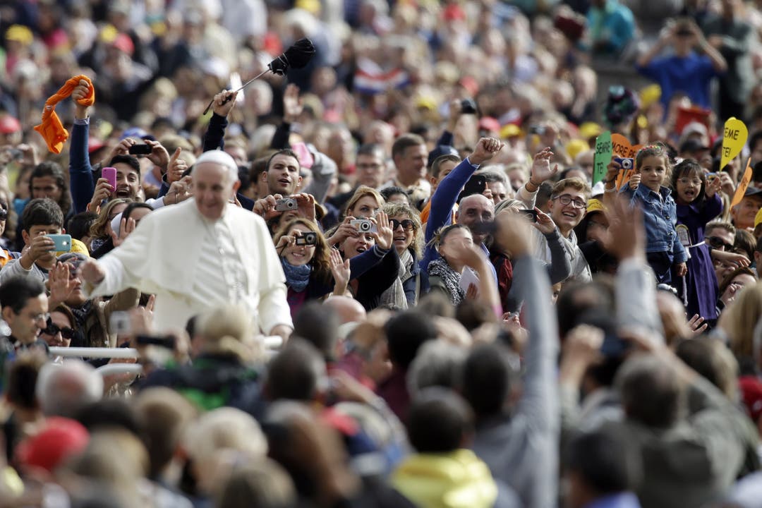 Er wird gefeiert wie ein Popstar, bleibt im Meer des Applauses aber dennoch alleine Papst Franziskus während der wöchentlichen Generalaudienz im Oktober 2013 auf dem Petersplatz in Rom