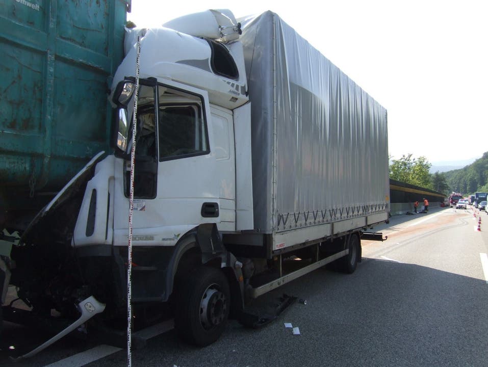 Der polnische Lastwagen fuhr heftig ins Heck des vorderen Lastwagens.