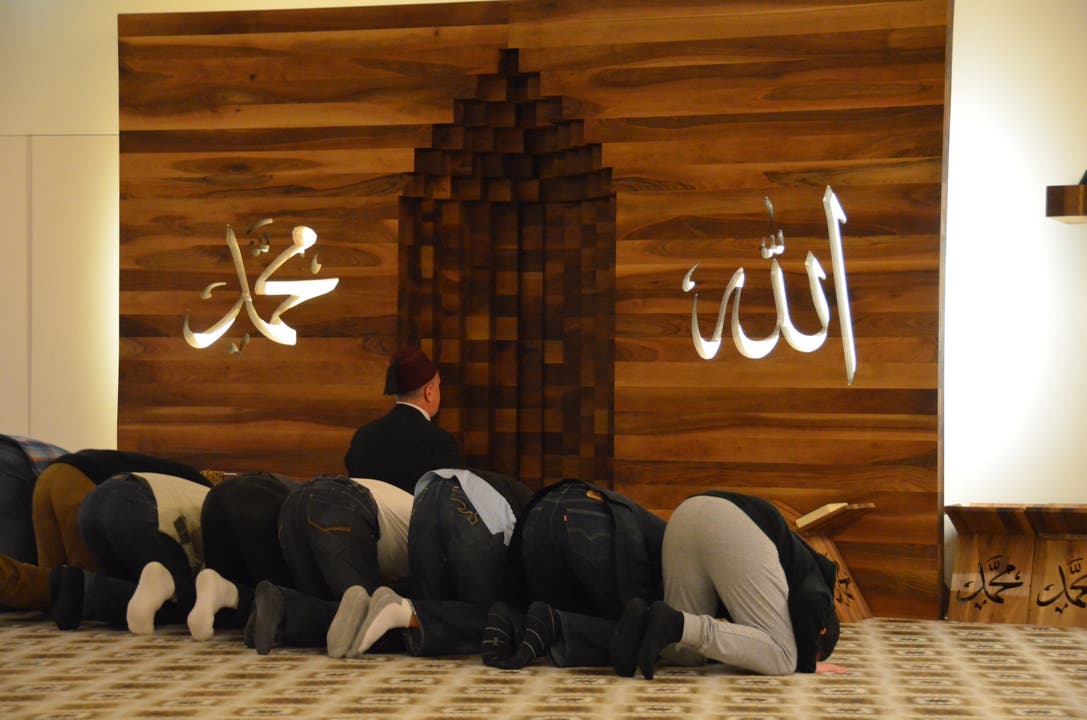 Der Iman Sakib Halilovic betet mit den anwesenden Muslimen