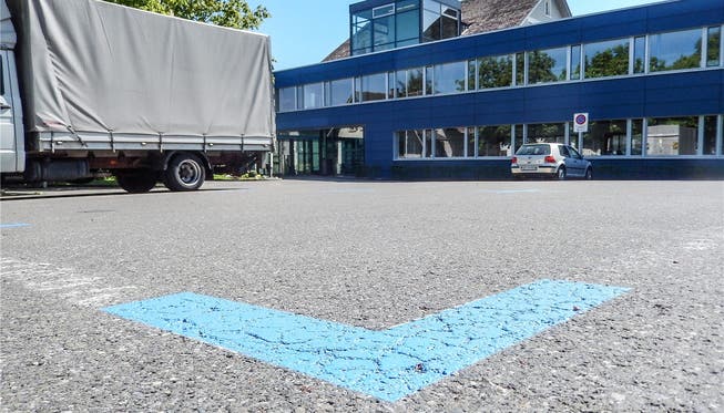 Vor dem Gemeindehaus in Villmergen gilt ab sofort blaue Zone mit beschränkter Parkzeit. Toni Widmer