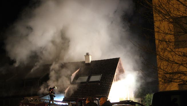Das Feuer im Mehrfamilienhaus in Aarau Rohr hat das Haus unbewohnbar gemacht.