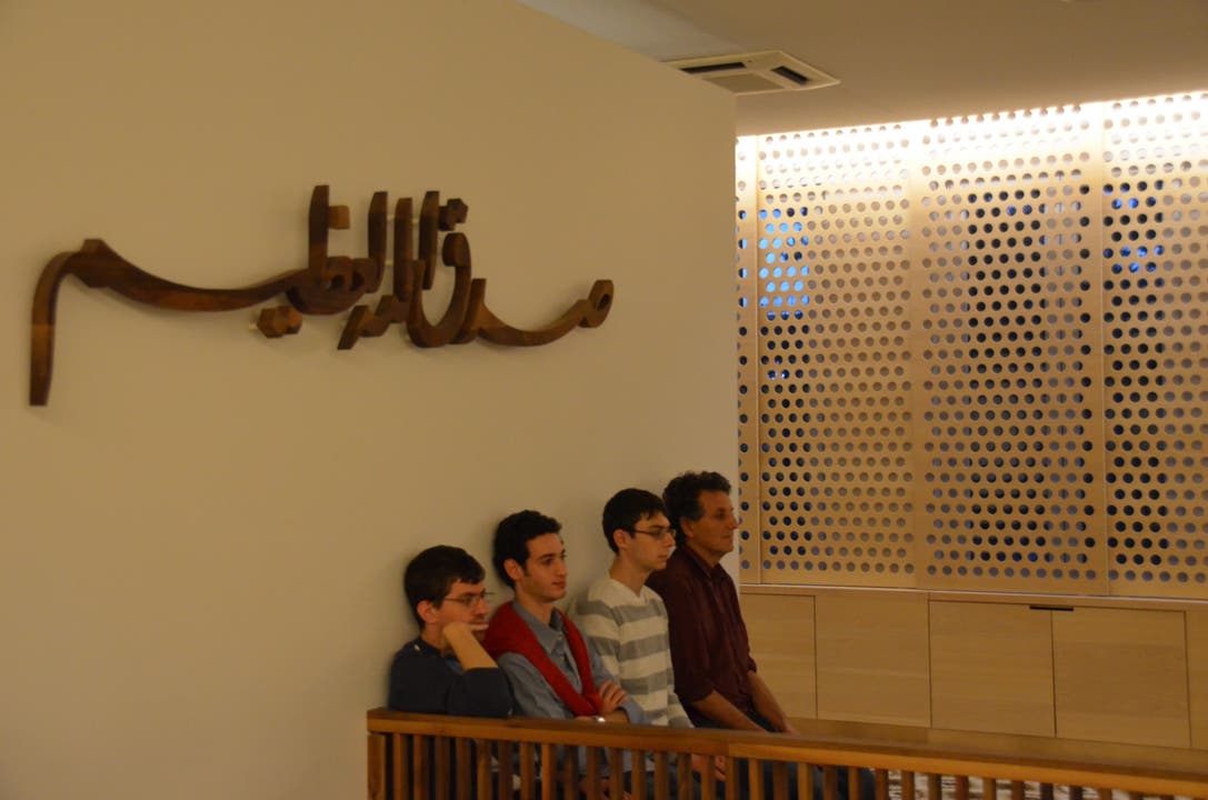 Einige jüdische Kollegen beobachten das Geschehen im Gebetsraum des Islamisch bosnischen Zentrums