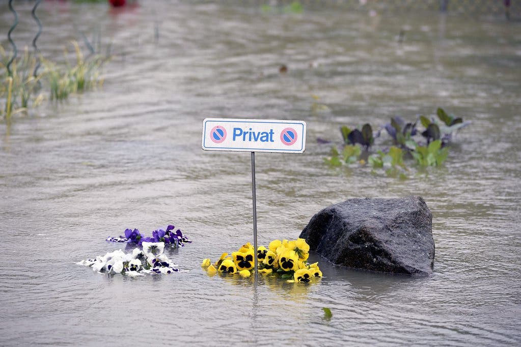 Ein Parkplatz versinkt im Hochwasser bei Mumpf AG