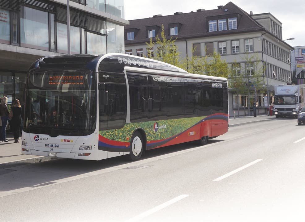 Mit einer Eröffnungsfahrt durch Wettingen wurden gestern die neuen Hybrid-Busse in Betrieb genommen.